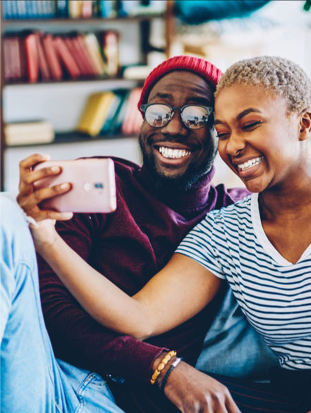 Coppia che utilizza il telefono
