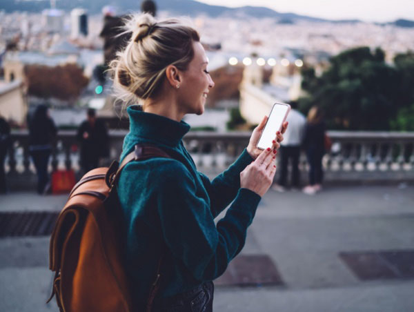 Donna che utilizza il telefono